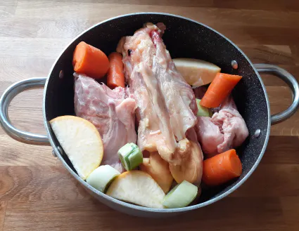 Astuces gourmandes pour chien et chat : Réalisation d'un bouillon légumes/poulet (niveau moyen)
