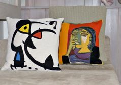 Coussin tapisserie 45X45cm, Deux personnages hantés par un oiseau 1976 Miro, Portrait de Dora Maar 1937 Picasso.