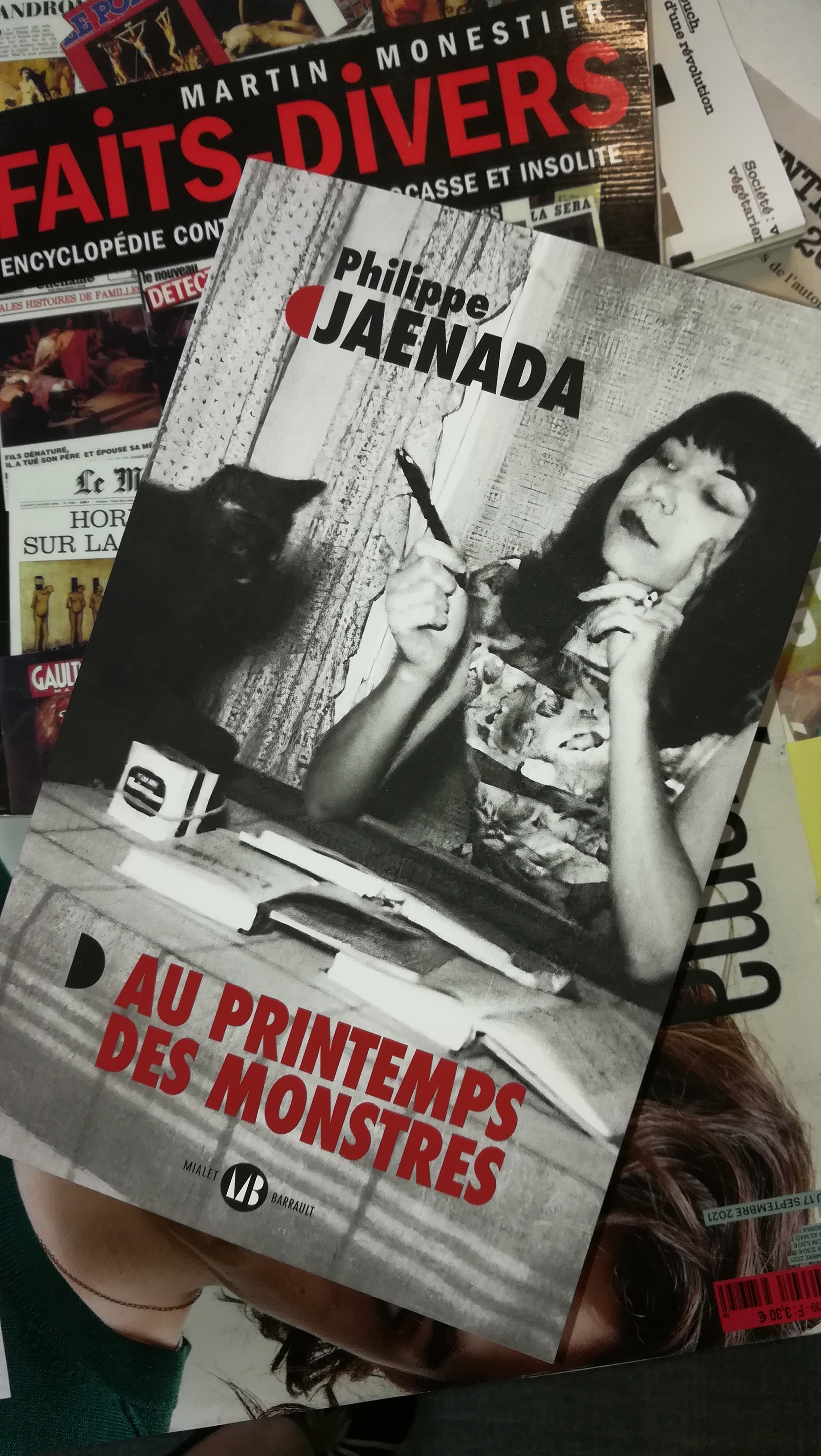 « Il descend sous terre. Englouti par les monstres »