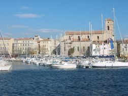 800px La Ciotat eglise et port