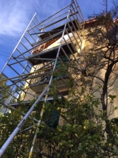 Echafaudage pour la mise en peinture façade d'une maison à Cannes, hiver 2022
