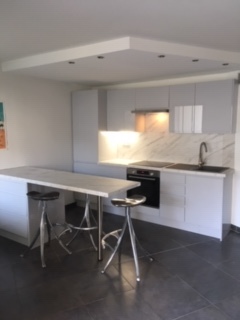 Rénovation d'une cuisine, appartement de Cannes -croisette.
Peinture blanc mat des murs et plafonds