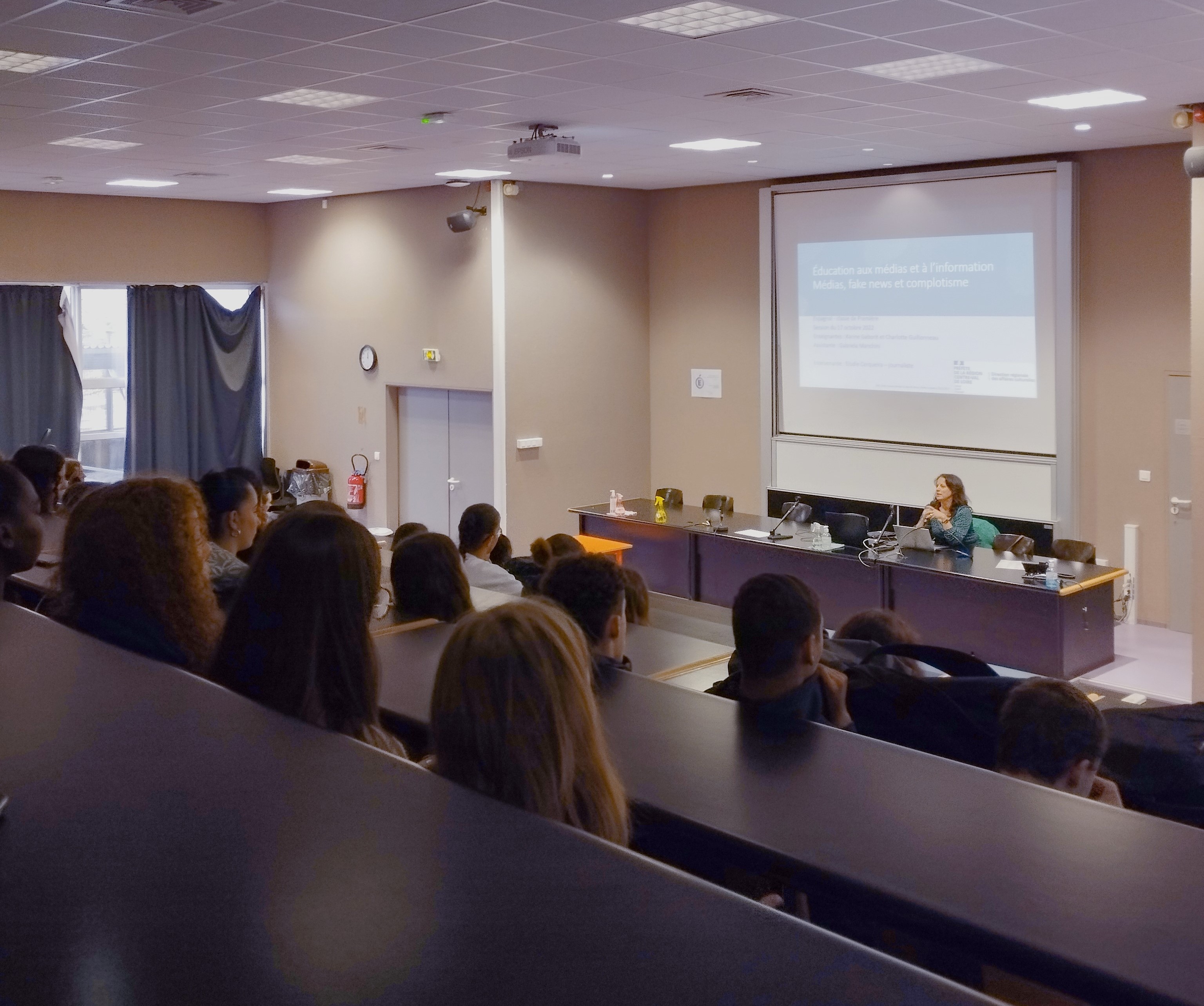 Conferencia sobre noticias falsas en el liceo Jacques Monod
