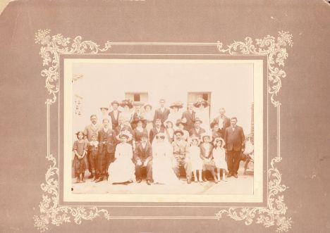 Photo de mariage début 1900 avec couleurs passées et défauts à corriger.