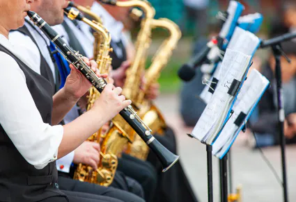 Mise au point selective musiciens jouant dans vetements exterieur dans rue