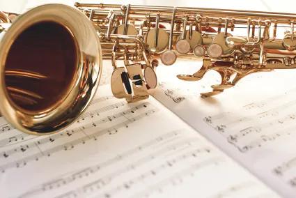 Plan rapproche beau brillant saxophone or se trouvant notes musique