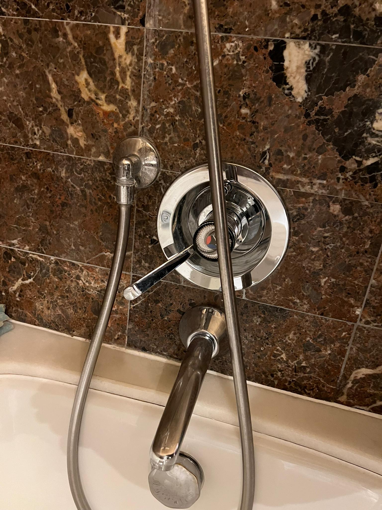 Plombier Johan Paladin, l'expert en fuite de joint de robinet de douche