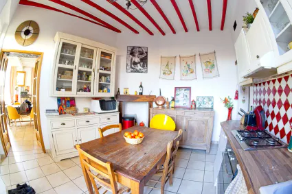 Cuisine femme aux pattes reduite
