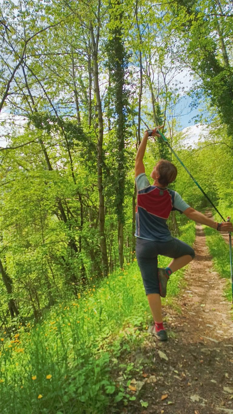Posture de Nordic Yoga vrksasana, la posture de l'arbre avec les bâtons
le Nordic Yoga se pratique en pleine nature à Aime la Plagne