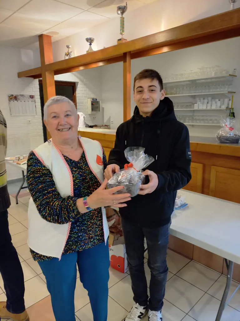 1890958447014987255 2