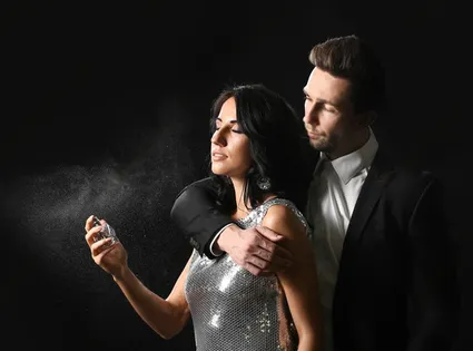 Parfums d’attirance : quand l’olfaction devient art de séduction