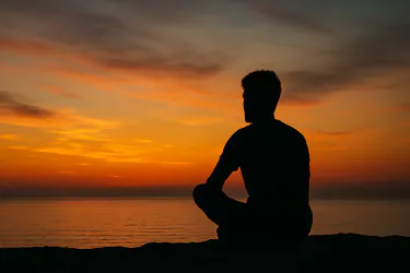 À toi qui te sens seul, descends en toi pour te connecter au Tout