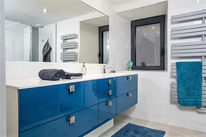 Salle de bains pyram essence laque brillante petrole