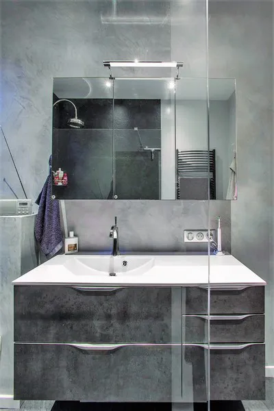 Salle de bains pyram futura stratidie beton fonce 1