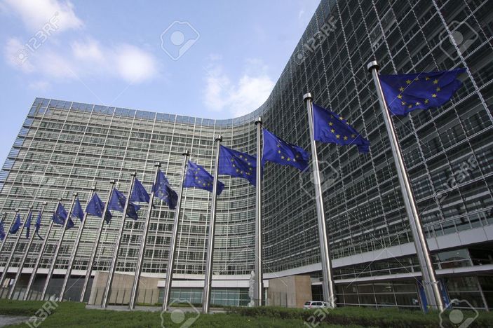 4805529 Europ enne en agitant des drapeaux dans le vent devant le b timent Berlaymont de la Commission europ Banque d images
