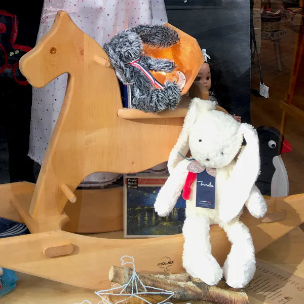 Découvrez notre vitrine "Contes et merveilles avec les peluches Mailou Tradition"