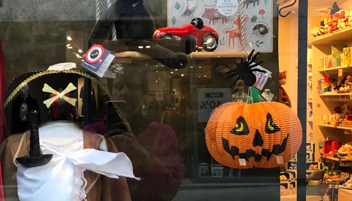 Découvrez notre vitrine "Halloween, partez à la recherche du trésor"