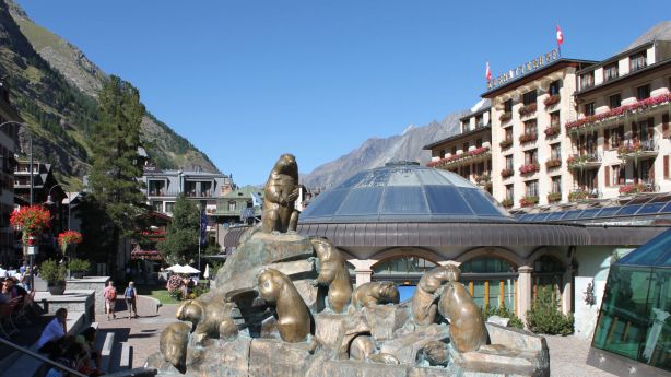 La Fontaine aux marmottes non loin du Grand Hôtel "Zermatterhof" / Zermatt / Suisse