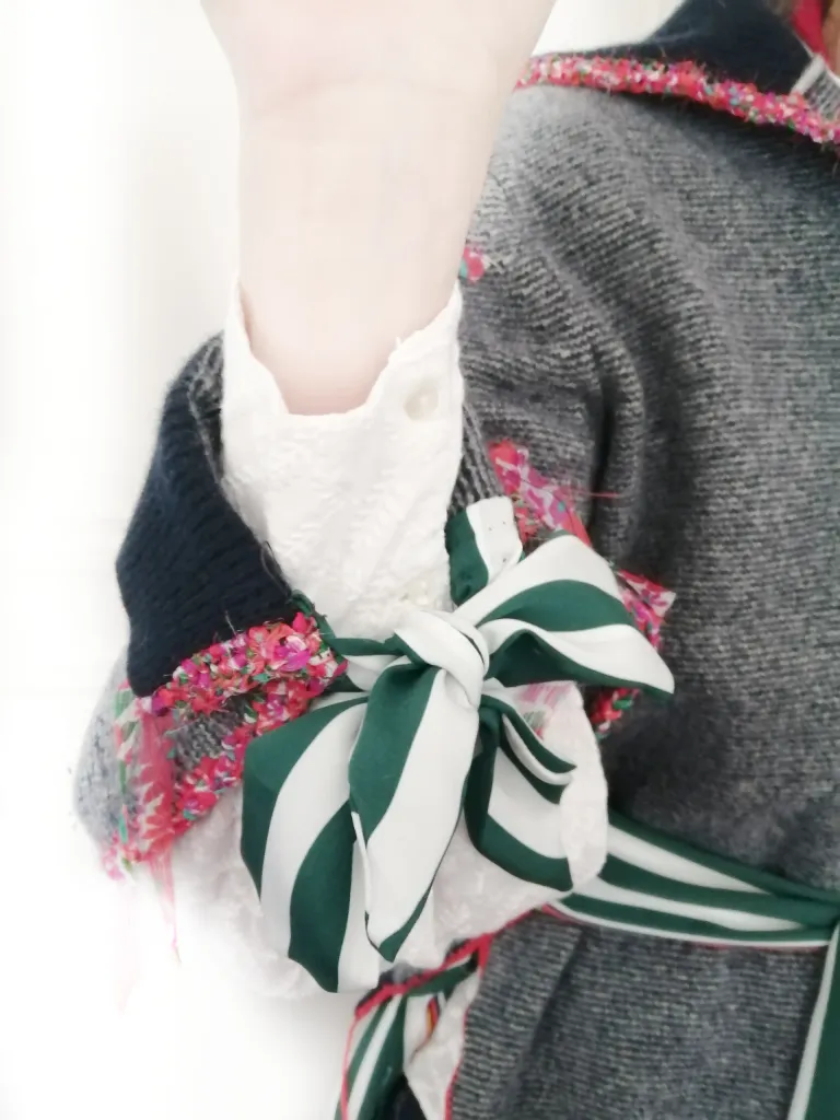 Pull raye cachemire et trou