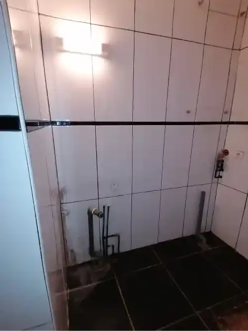 15 photo apres depose meuble vasque existant miroir luminaire et chauffe eau a reze 44