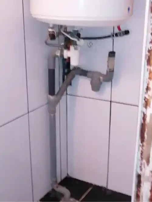 11 photo avant modification plomberie et evacuation chauffe eau salle de bain a reze 44