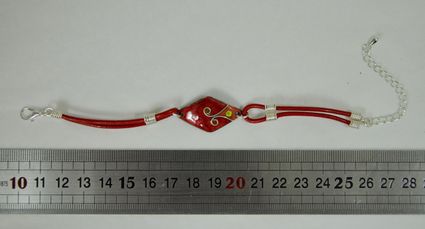 Bracelet-rouge-losange-2