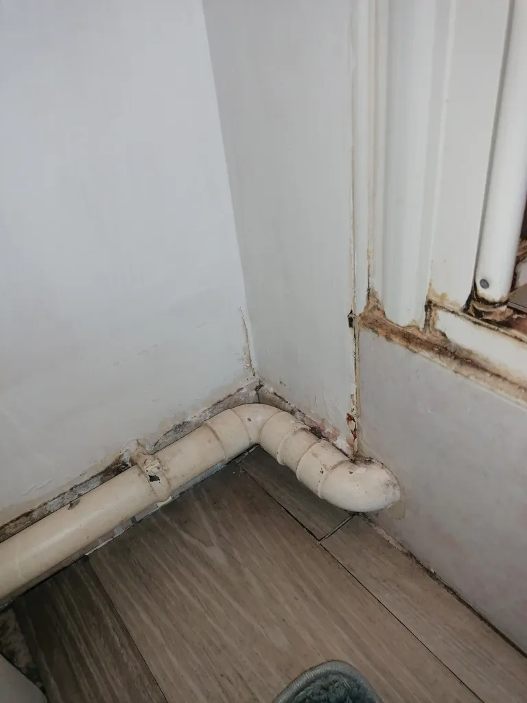 Une fuite avec d egas des eau dans cette salle d eau a saint sebastien sur loire 44230