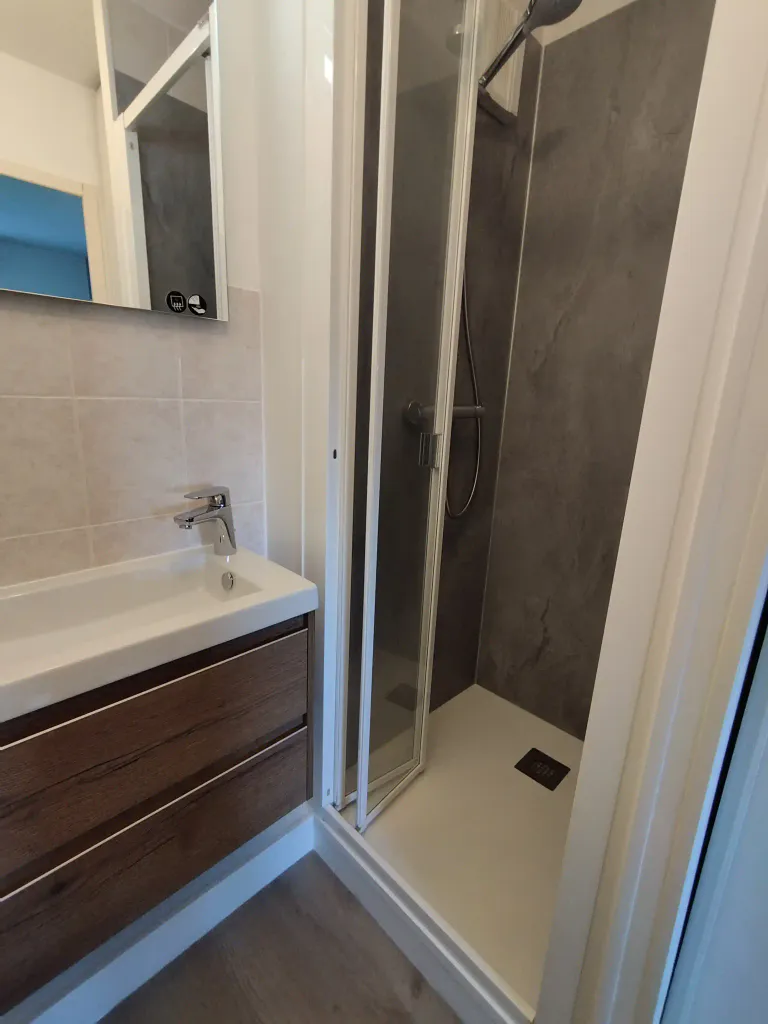 Renovation d une douche avec panneaux etanche et sans joint pour salle d eau a saint sebastien sur loire 44230