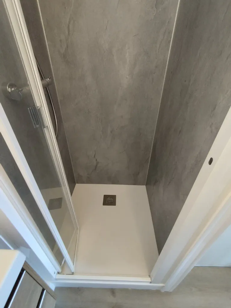 Renovation d une douche avec panneaux d habillage recouvrant le carrelage etanche et sans joint pour salle d eau a saint sebastien sur loire 44230
