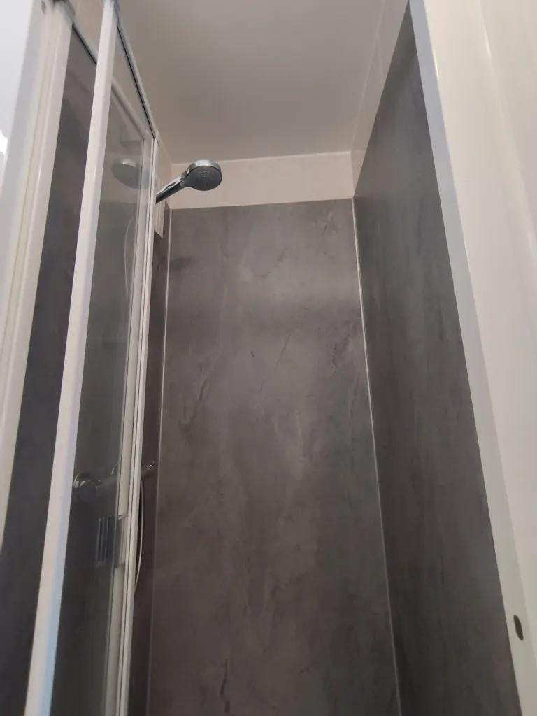 Faite renover votre douche avec des panneaux en aluminium imprime a saint sebastien sur loire 44230