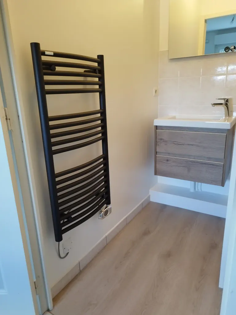 Pose de seche serviette electrique noir dans cette salle d eau refaite de a a z a saint sebastien sur loire 44230