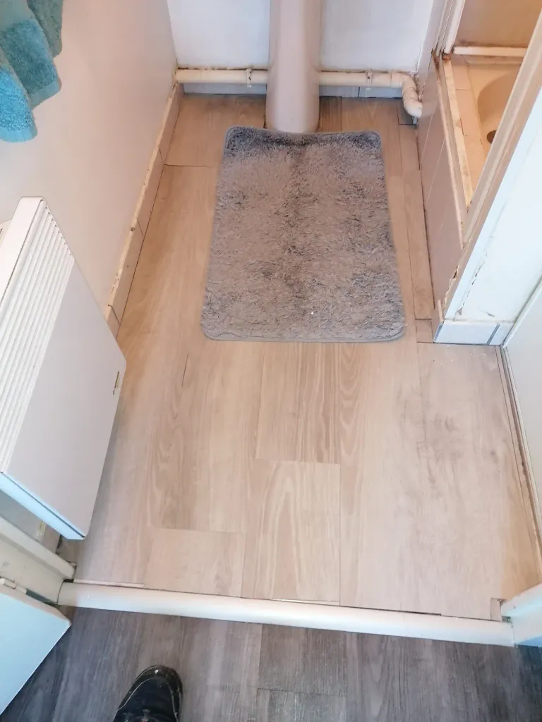 Photo avant renovation du sol de cette salle d eau a saint sebastien sur loire 44230