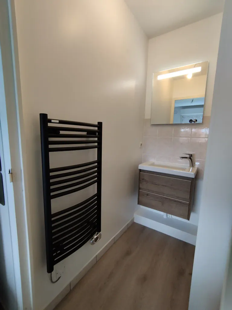 Installation d un seche serviette electrique noir dans cette salle d eau refaite de a a z a saint sebastien sur loire 44230