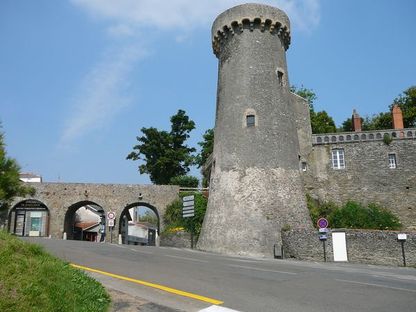 Entree de la ville par les arches du chateau 102