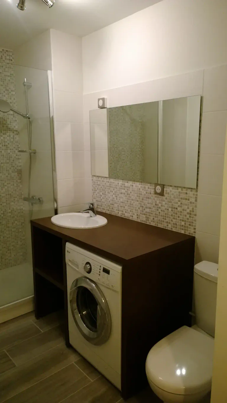 14 l ancien lavabo a ete remplace par un meuble de salle de bain sur mesure avec lave linge integre et lavabo encastre a vertou 44120