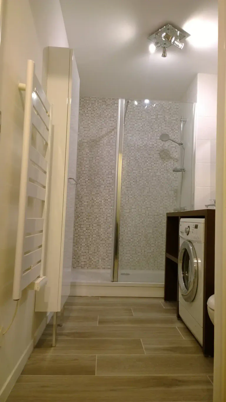 11 salle de bains entierement refaite a neuf a vertou avec remplacement d une baignoire par une douche