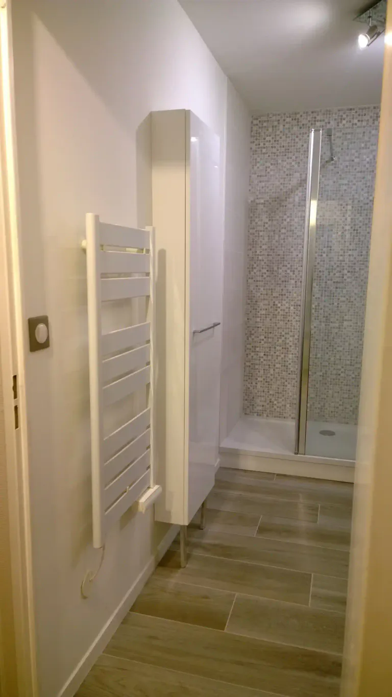 9 installation d un seche serviettes electrique et pose d un meuble colonne de salle de bain a vertou 44120