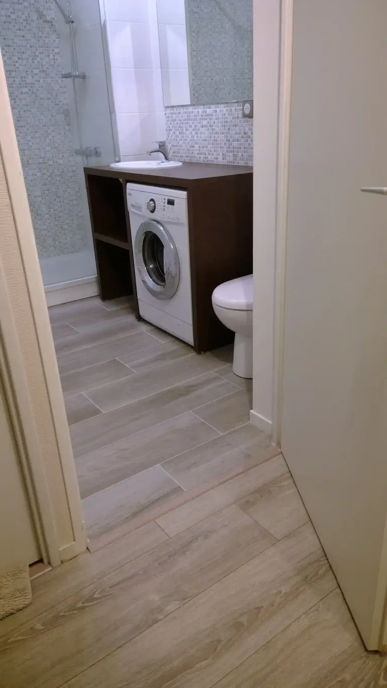 8 installation du carrelage sol en pose quinconce a joints decales pour cette salle de bain a vertou 44120