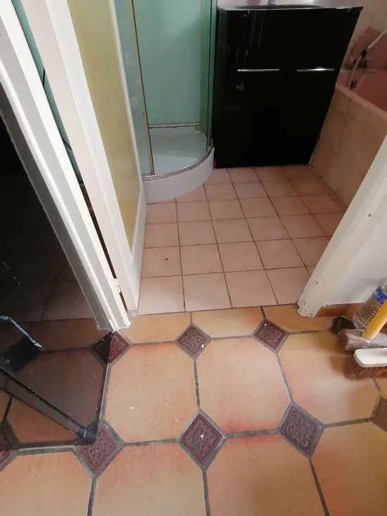 1 salle de bains a vertou avant renovation du sol