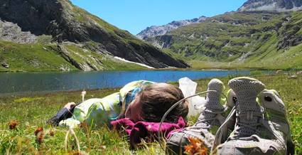 Sieste apres le pique nique au bord du lac egorgeou bandeau compresse