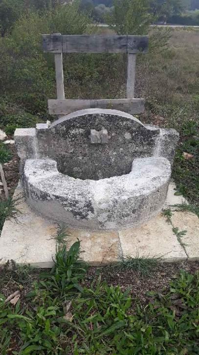 Ref 286 fontaine en pierre ancienne