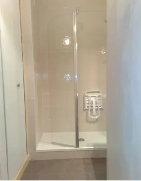 Installation siege douche mural rabattable pose paroi de douche fixe avec volet mobile a saint sebastien sur loire 44230