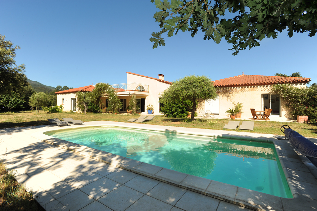 Le gite de l Oliu vu de la piscine