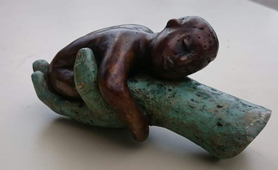 Titre: Maternité
Matériel et dimension: Bronze - 15 X 20 cm
Prix 400 Euro