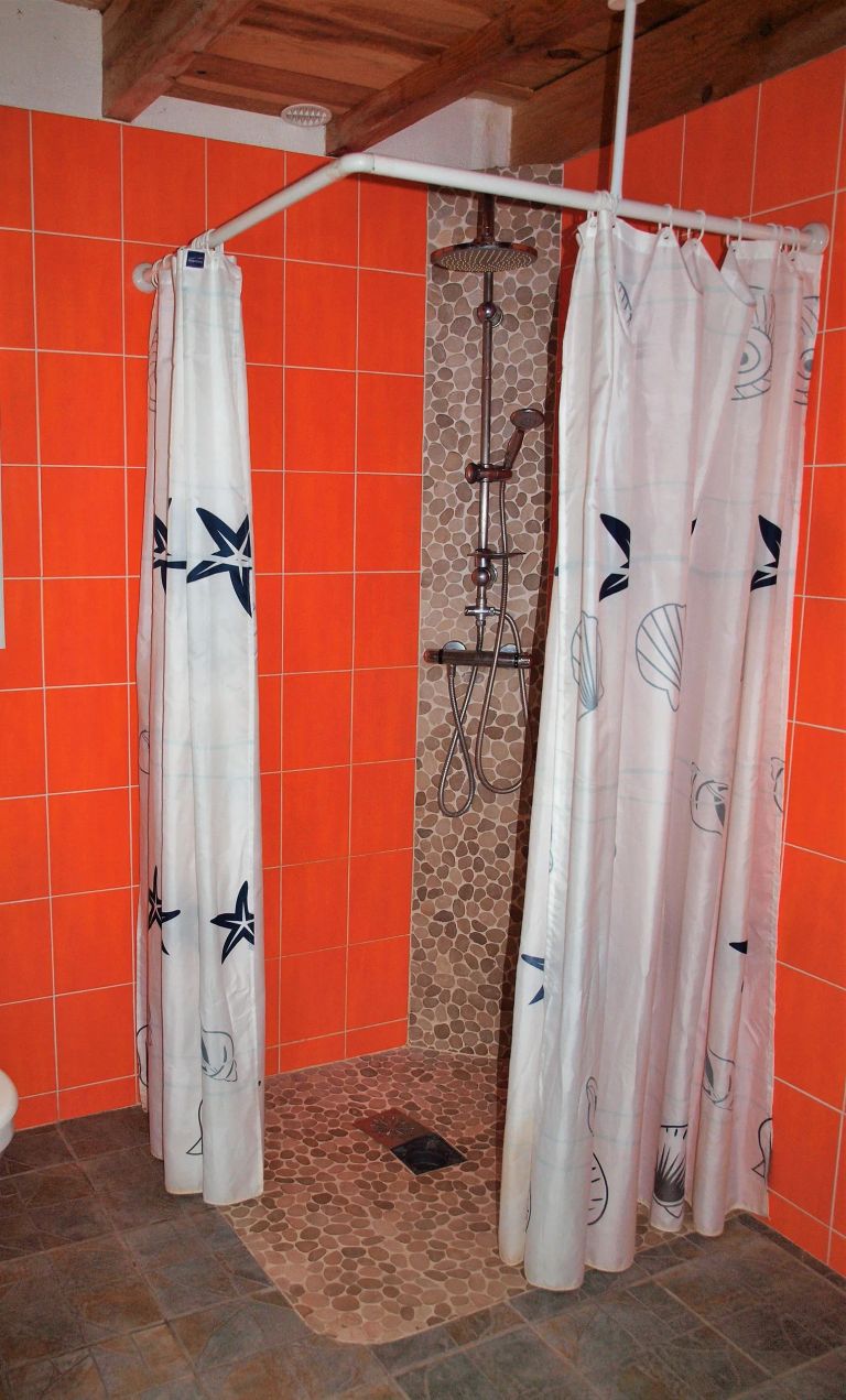 Salle de bain orange rognee