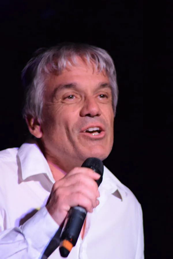 Photos de gauche a droite fred dans une magnifique declaration avec cecile ma fille melina a chante dans la langue du pays du soleil levant 1