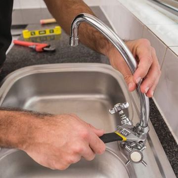 faucet fix problem with plumber Paris