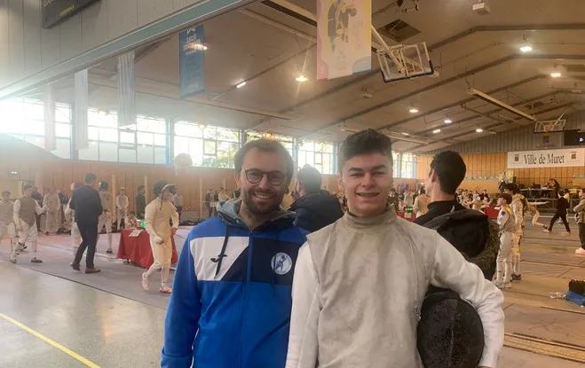 Un escrimeur et un maître d'armes heureux!