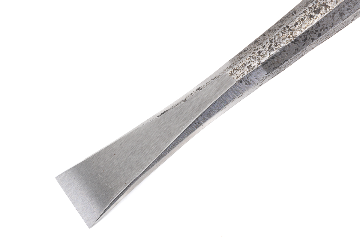 Le ciseau sans dent, corps octogonal galbé, largeur 20 mm, de sculpture sur pierre. Détail lame.