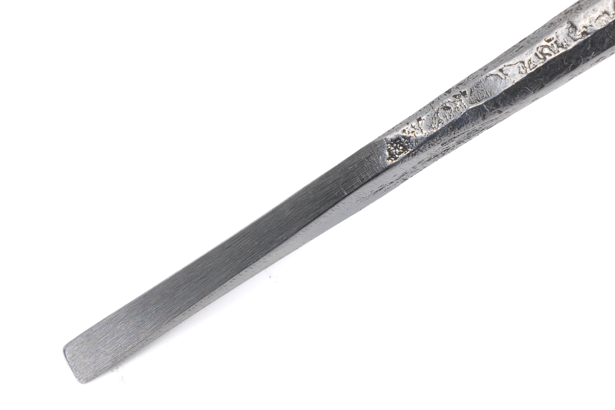 L'ognette, corps octogonal galbé, largeur 4 mm, de sculpture sur pierre. Détail lame.